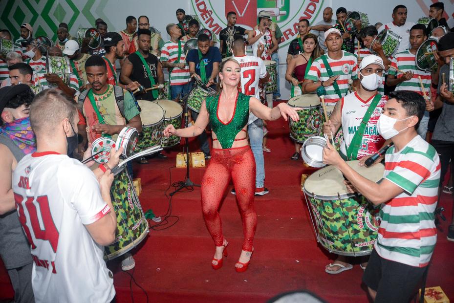 Paolla Oliveira arrasa na escolha do look para ensaio de Carnaval