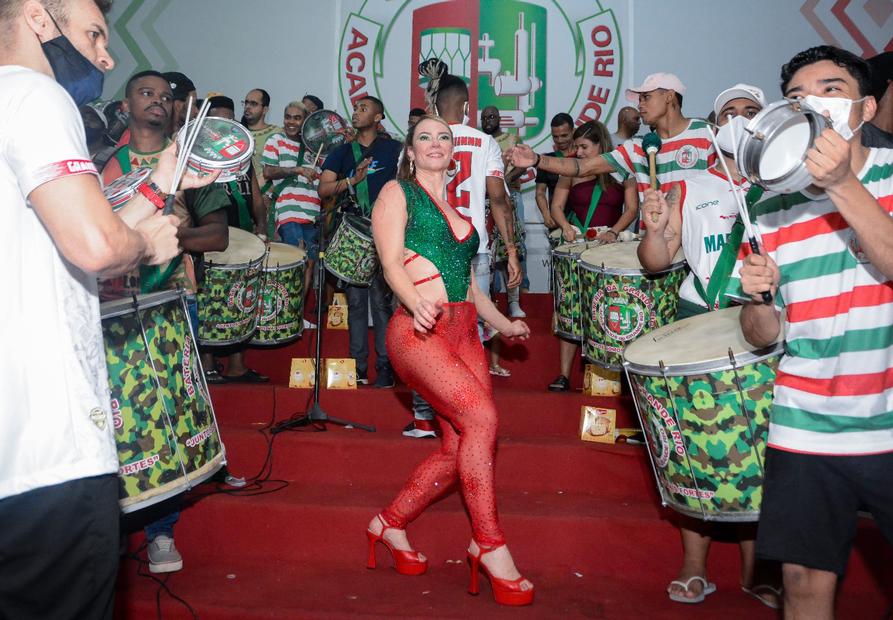 Paolla Oliveira arrasa na escolha do look para ensaio de Carnaval