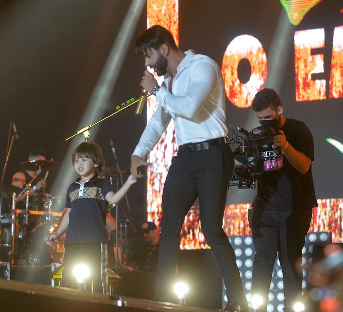 Filhos de Gusttavo Lima roubam a cena em show do cantor