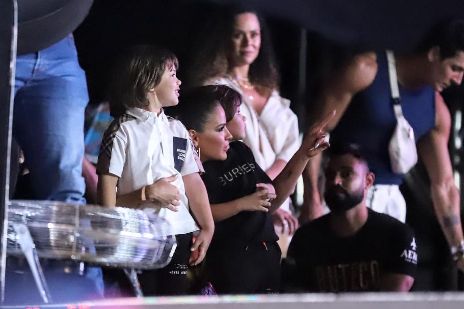 Gusttavo Lima recebe Andressa Suita e os filhos em show no Rio