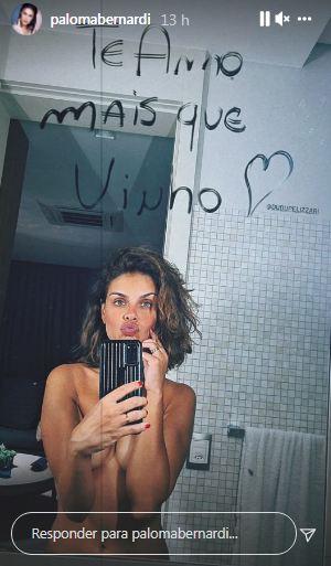 Paloma Bernardi surge nua no espelho e mostra declaração do namorado