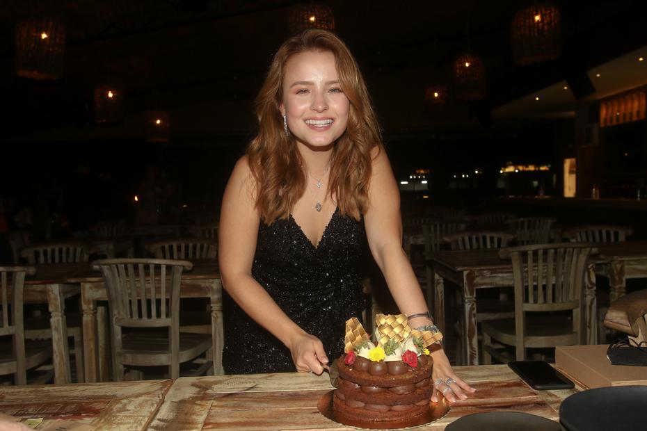 Larissa Manoela comemora aniversário em restaurante no Rio