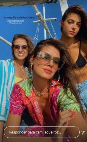 Camila Queiroz aproveita dia na praia com a família no Rio Grande do Norte
