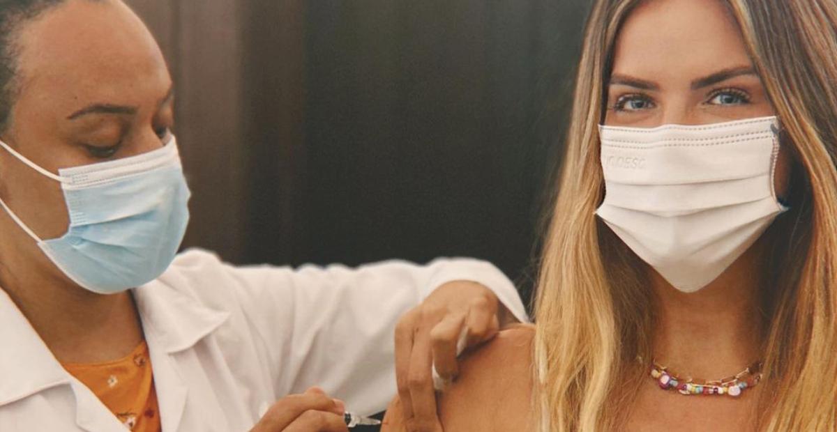 Giovanna Ewbank toma dose de reforço da vacina contra covid-19: ''Viva''