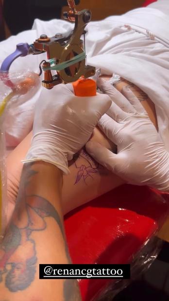 Cleo faz tatuagem com o nome do marido, Leandro