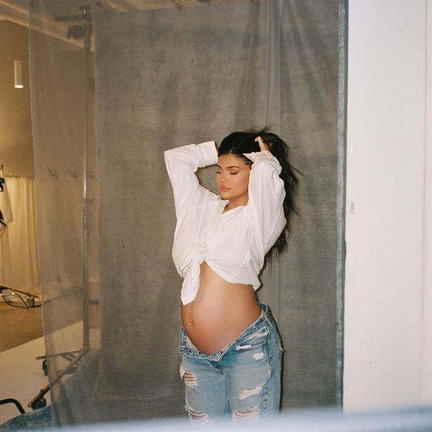 Kylie Jenner exibe barrigão da segunda gravidez e encanta