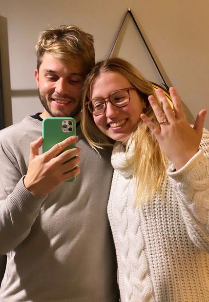Youtuber Gato Galactico pede a namorada em casamento em viagem à Alemanha