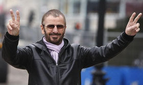 Ringo Starr capitaneia festa em Liverpool...