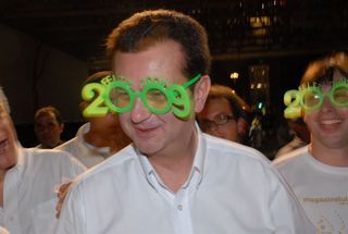 Gilberto Kassab usa óculos de Ano Novo...