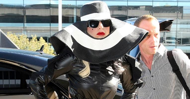 <strong>Lady Gaga</strong> exibe chapéu exótico