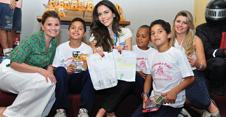<strong>Daniela Albuquerque</strong> distribui brinquedos para crianças carentes