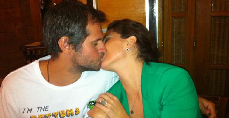 <strong>Giovanna Antonelli</strong> é flagrada dando ‘Aquele Beijo’ no marido, <strong>Leonardo Nogueira</strong>