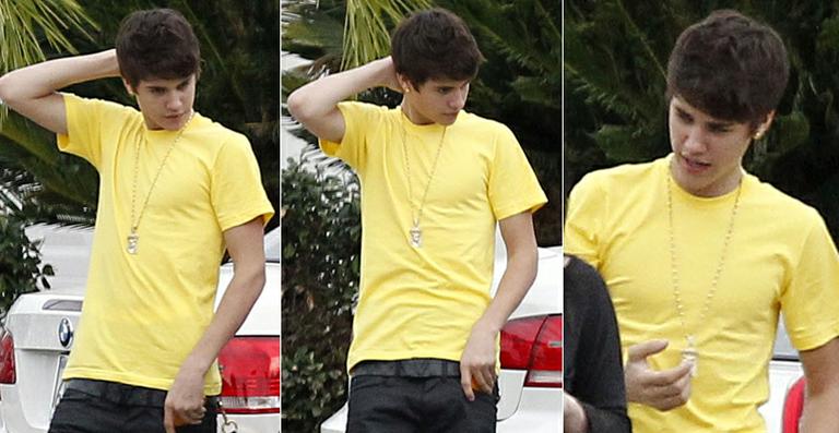 <strong>Justin Bieber</strong> aparece com o cabelo mais escuro em passeio com <strong>Selena</strong>
