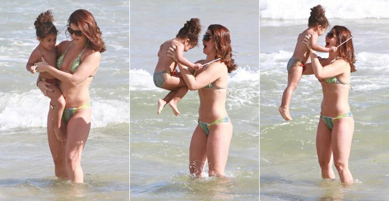 <strong>Samara Felippo</strong> curte dia na praia com a filha <strong>Alicia</strong>