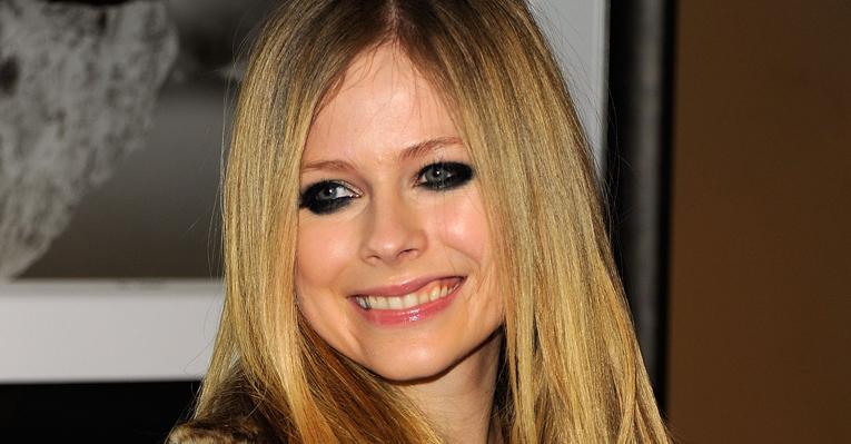 <strong>Avril Lavigne</strong> apresenta seu novo clipe com uma mensagem aos fãs