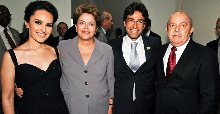 <strong>Dilma</strong> e <strong>Lula</strong> aplaudem <strong>Ricardo Stuckert</strong>