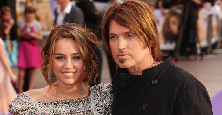 <strong>Billy Ray Cyrus</strong> quer que o noivado de <strong>Miley Cyrus</strong> e <strong>Liam Hemsworth</strong> seja muito longo