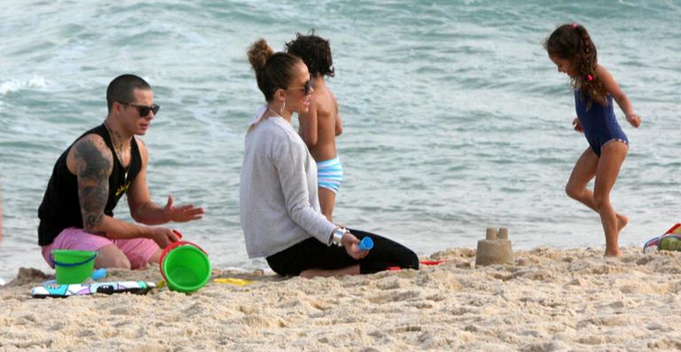 <strong>Jennifer Lopez</strong> curte dia na praia com os gêmeos e o namorado