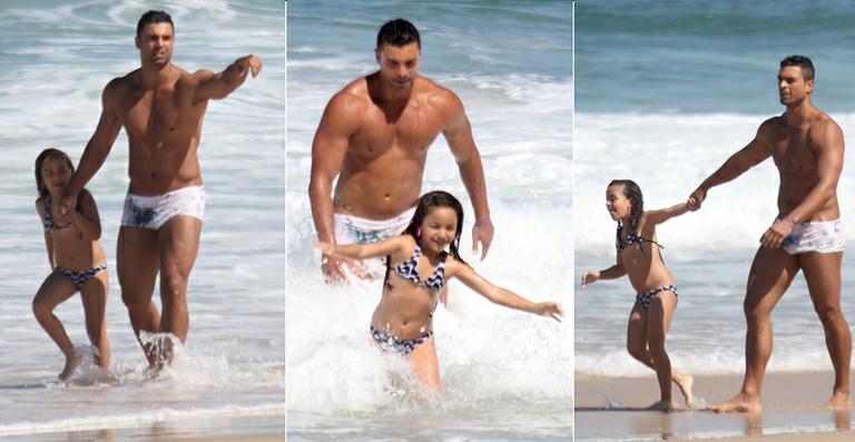 <strong>Gustavo Salyer</strong> faz seu primeiro passeio com a filha <strong>Julia</strong>