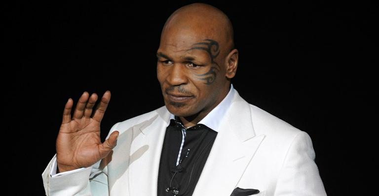 <strong>Mike Tyson</strong> coloca pinos de titânio no pescoço