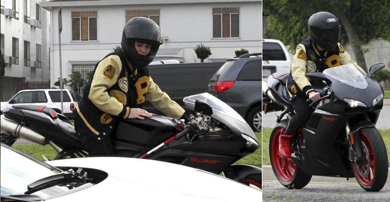 <strong>Justin Bieber</strong> passeia por Los Angeles a bordo de moto esportiva