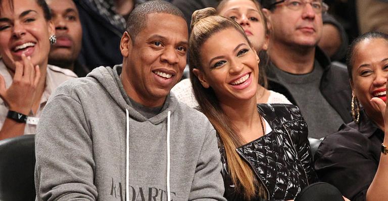 <strong>Jay-Z</strong> e <strong>Beyoncé</strong> se divertem em jogo da NBA