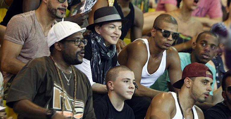 <strong>Madonna</strong> visita Fundação AfroReggae, no Rio, com o filho e o namorado