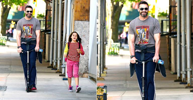 Hugh Jackman anda de patinete com a filha pelas ruas de Nova York