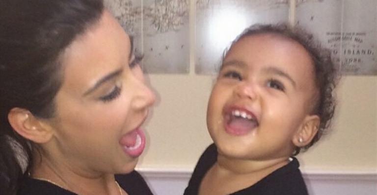 Kim Kardashian mostra foto sorridente ao lado da filha: 