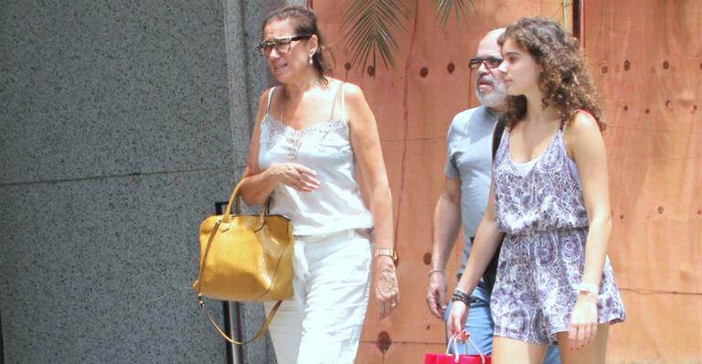 Lília Cabral passeia com a filha, Giulia, no Rio de Janeiro