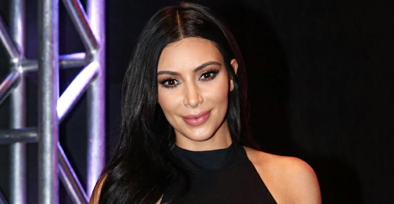 Kim Kardashian faz tutoriais de maquiagem para seu site