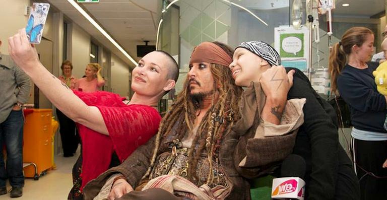 Johnny Depp visita crianças em hospital vestido como Jack Sparrow