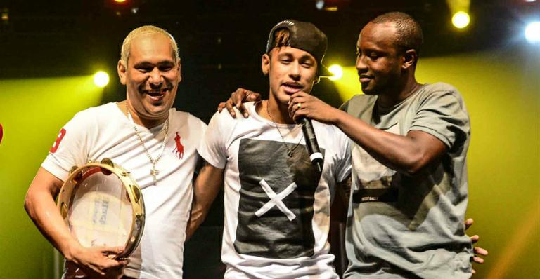 Neymar canta em show de Thiaguinho, Péricles e Chrigor
