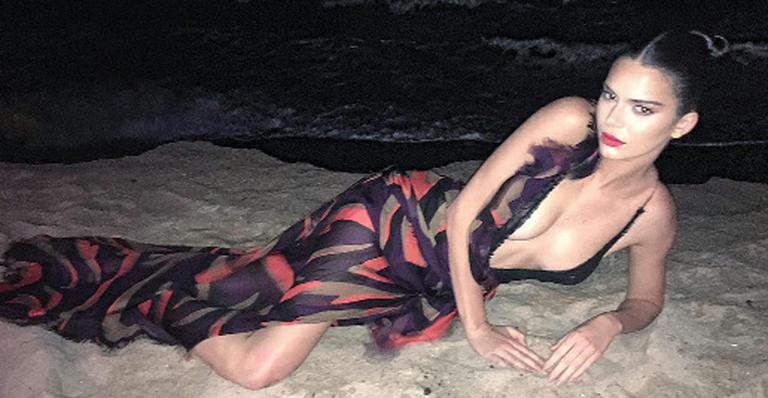 Kendall Jenner se joga na praia após festa em Cannes
