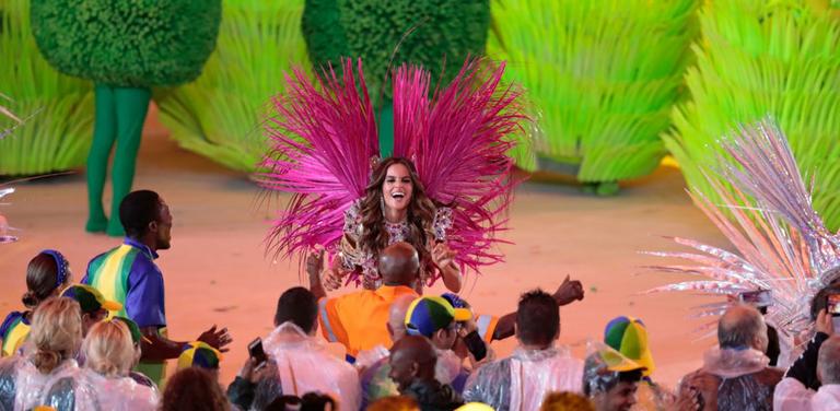 Izabel Goulart rouba a cena no encerramento da Olimpíada do Rio