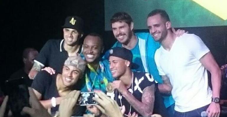 Neymar canta para Bruna Marquezine em show de Thiaguinho