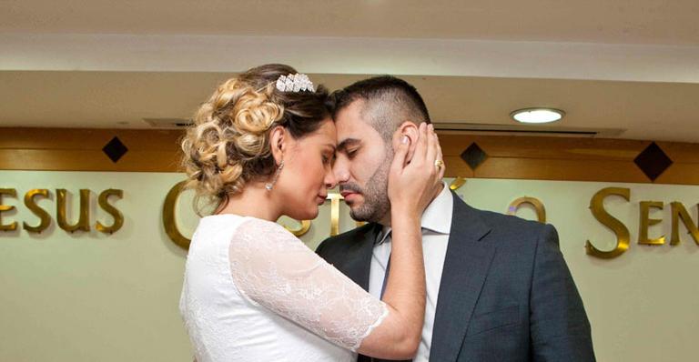 Após se converter, Andressa Urach se casa com Tiago Costa, pai de seu filho