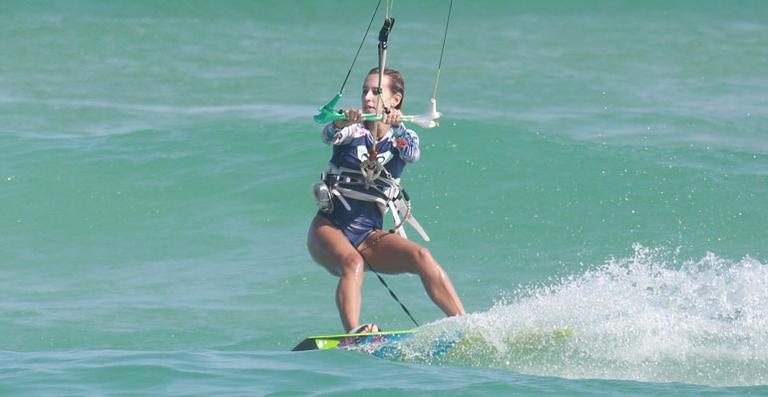 Cristiane Dias pratica kitesurf em praia no Rio de Janeiro