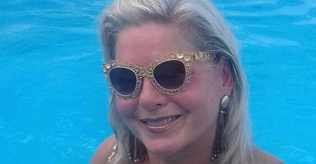 Vera Fischer posa com look dourado dentro da piscina: 'Eu adoro um brilho'