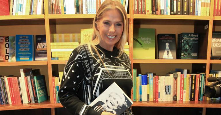 Adriane Galisteu prestigia o lançamento da biografia de Hebe Camargo