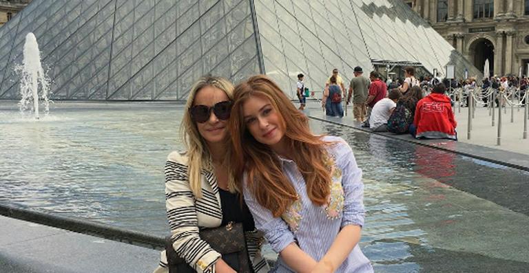 Durante viagem, Marina Ruy Barbosa visita o Museu do Louvre