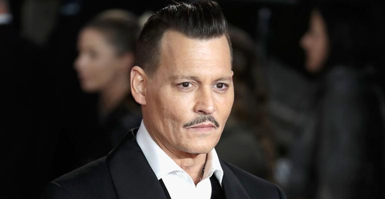 Johnny Depp aparece bêbado em première de filme, diz jornal