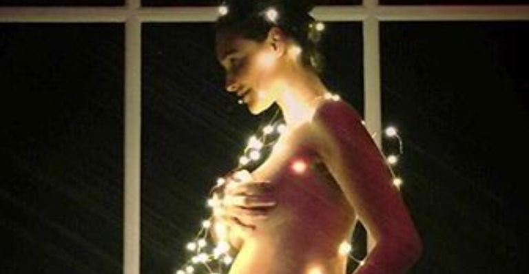 Débora Nascimento posa nua com luzes de Natal e exibe barrigão!