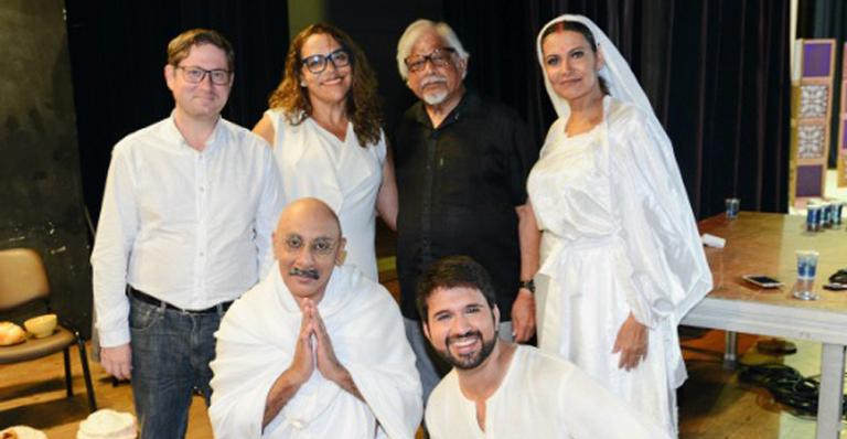 Atriz Patrícia Naves recebe neto de Gandhi em peça que homenageia o ativista