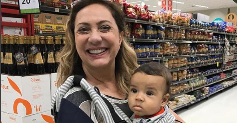 Fofura! Eliane Giardini carrega o netinho de 6 meses para o supermercado