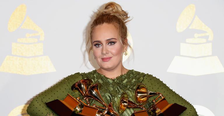 Adele comemora os 30 anos com festa inspirada em 'Titanic'
