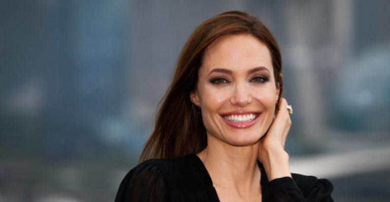 Angelina Jolie desembarca em Londres e pode ser uma das convidadas para o casamento real