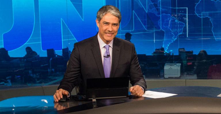 William Bonner quebra protocolo e imita telespectador ao vivo no 'Jornal Nacional'