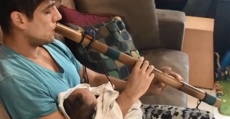 Pai coruja, Rafael Cardoso toca flauta para o filho recém-nascido