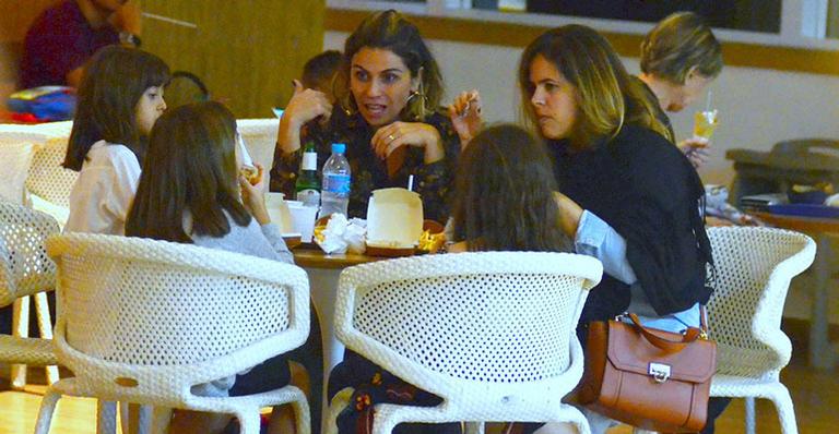 Giovanna Antonelli é flagrada em rara aparição com as filhas gêmeas